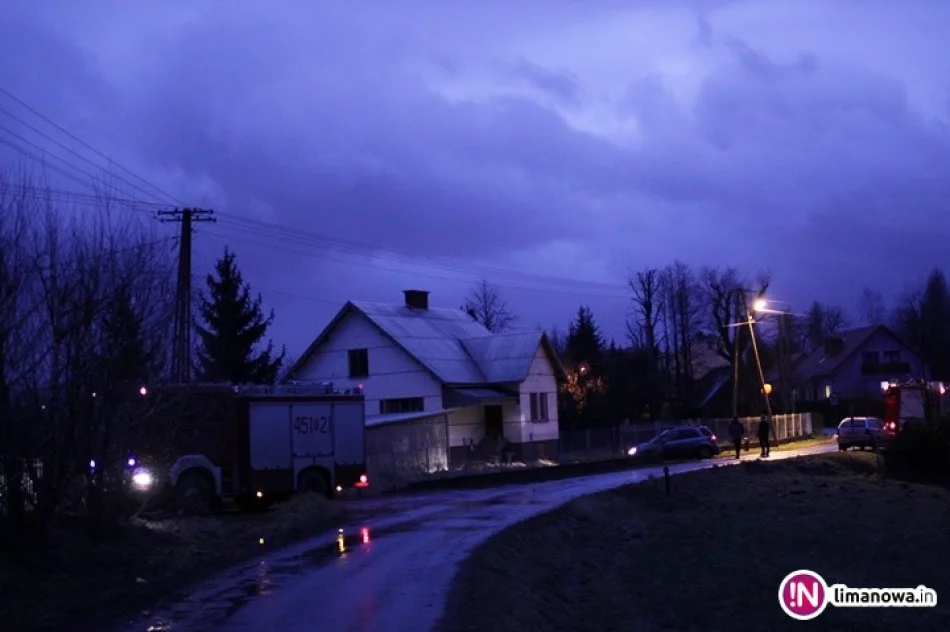 Silny wiatr w regionie - uszkodzony dach i powalone drzewo - zdjęcie 2