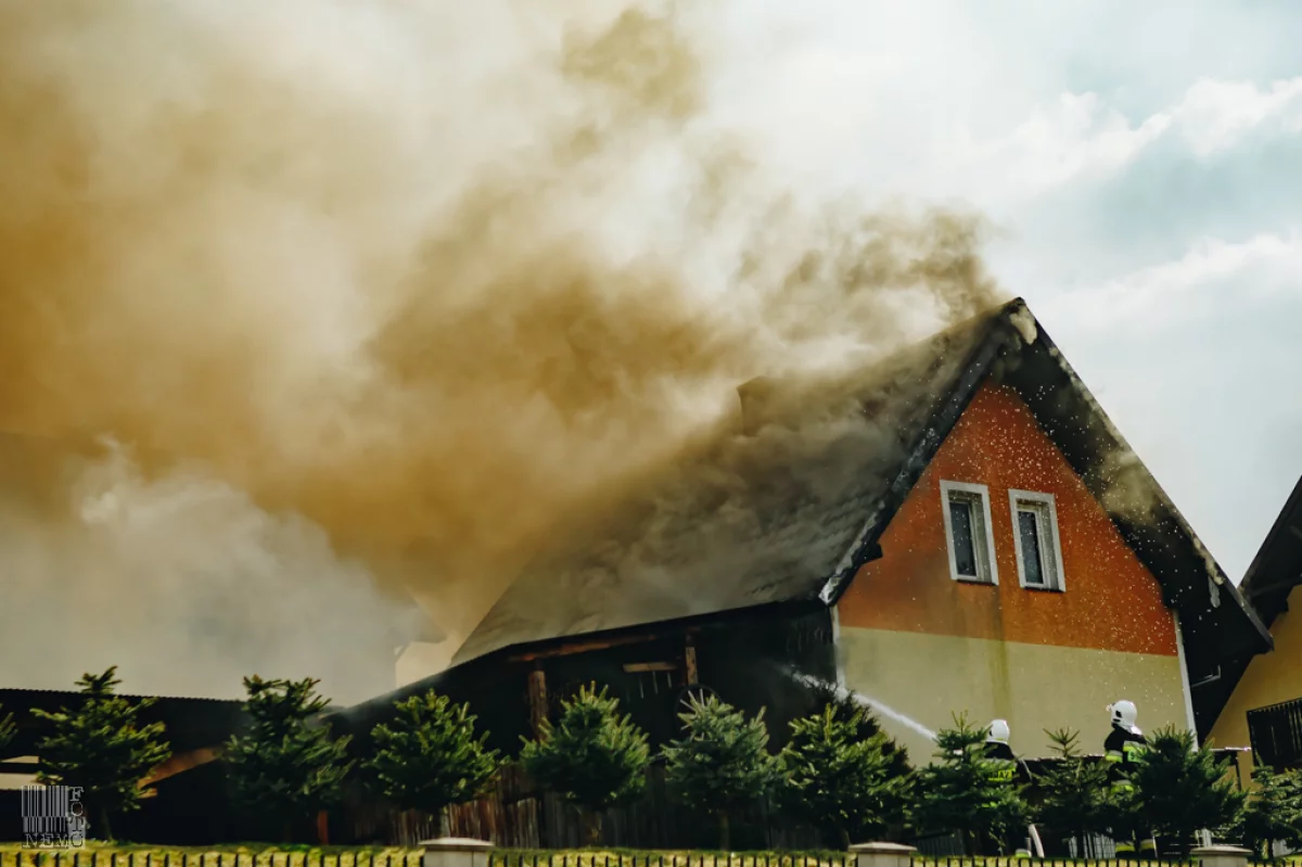 50 strażaków gasiło pożar zabudowań gospodarczych