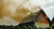 50 strażaków gasiło pożar zabudowań gospodarczych - zdjęcie 2