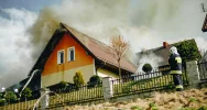 50 strażaków gasiło pożar zabudowań gospodarczych - zdjęcie 3