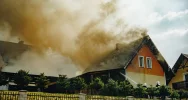 50 strażaków gasiło pożar zabudowań gospodarczych - zdjęcie 4