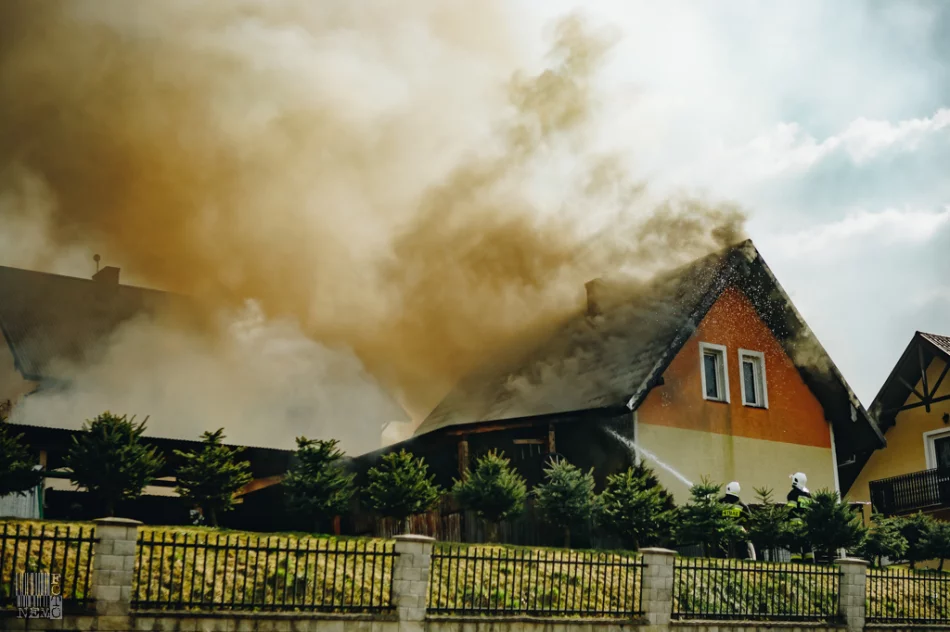 50 strażaków gasiło pożar zabudowań gospodarczych - zdjęcie 4