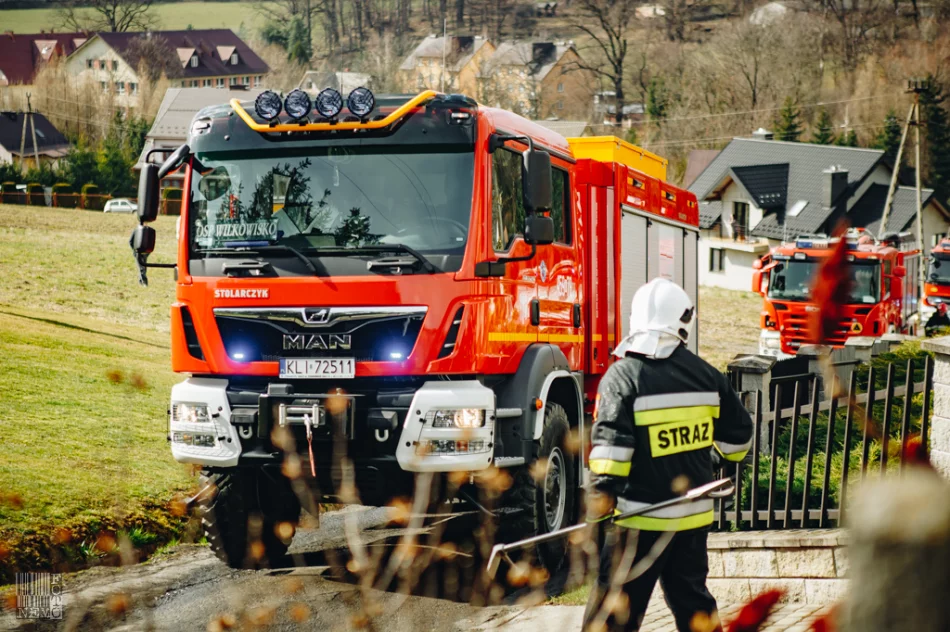 50 strażaków gasiło pożar zabudowań gospodarczych - zdjęcie 6