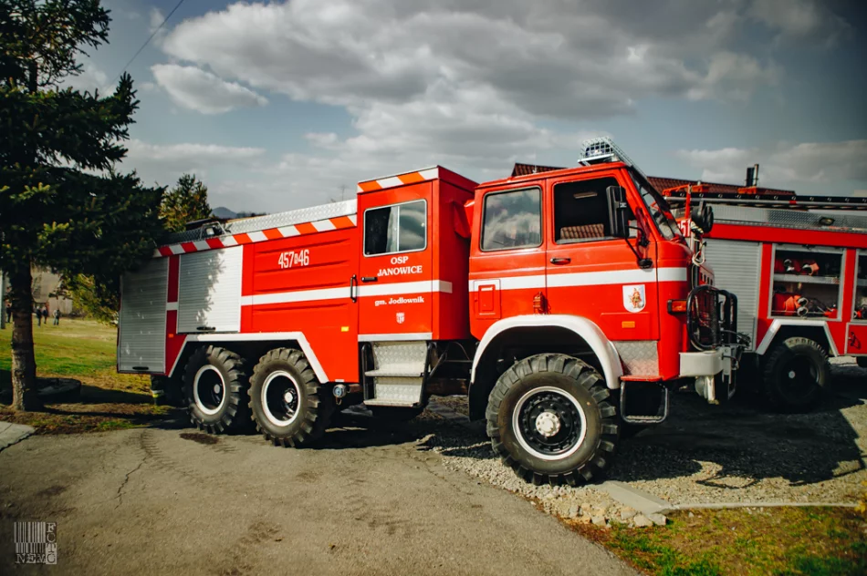 50 strażaków gasiło pożar zabudowań gospodarczych - zdjęcie 7