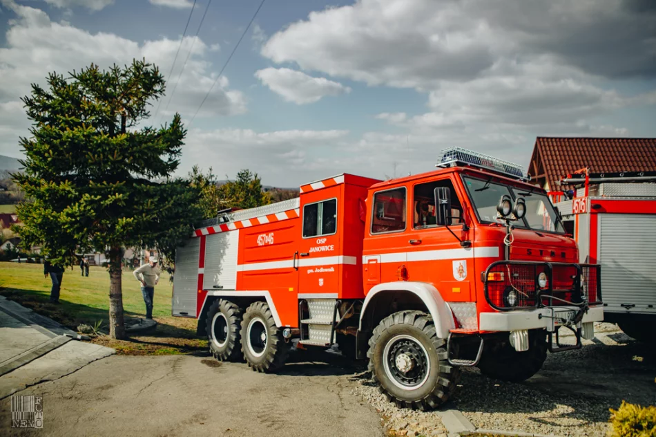 50 strażaków gasiło pożar zabudowań gospodarczych - zdjęcie 8