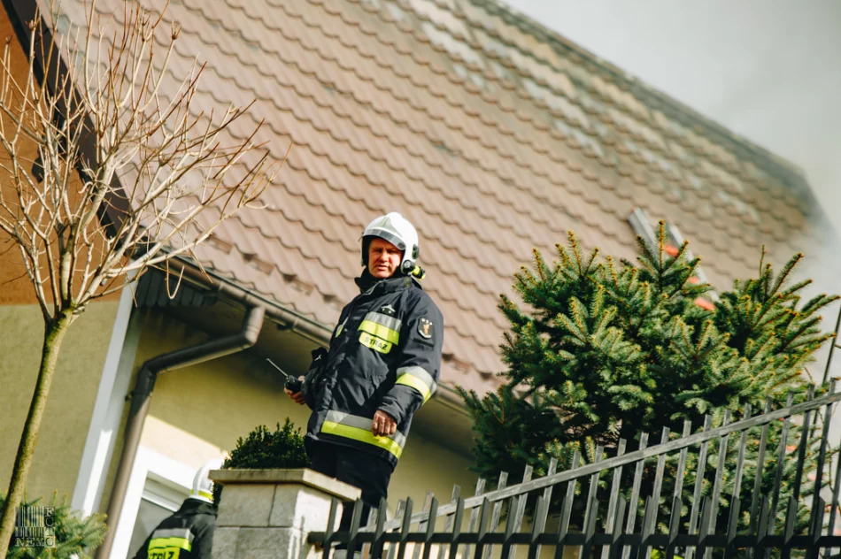 50 strażaków gasiło pożar zabudowań gospodarczych - zdjęcie 10