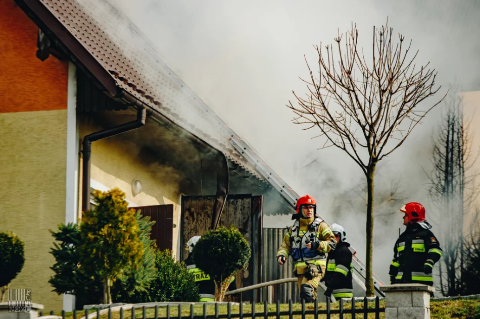 50 strażaków gasiło pożar zabudowań gospodarczych - zdjęcie 12