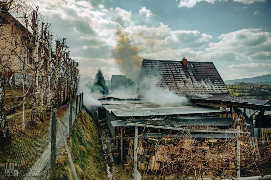 50 strażaków gasiło pożar zabudowań gospodarczych - zdjęcie 17