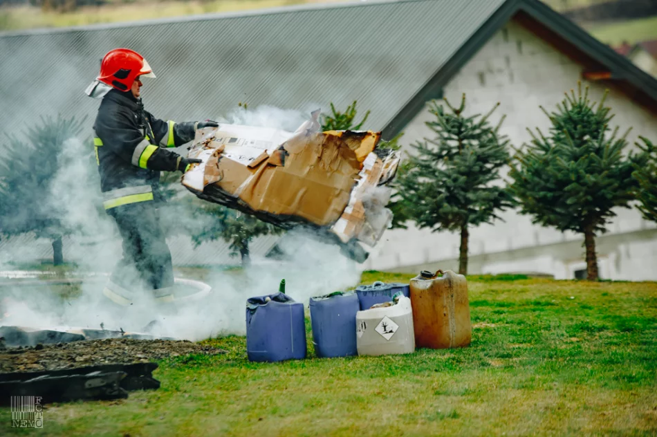 50 strażaków gasiło pożar zabudowań gospodarczych - zdjęcie 18