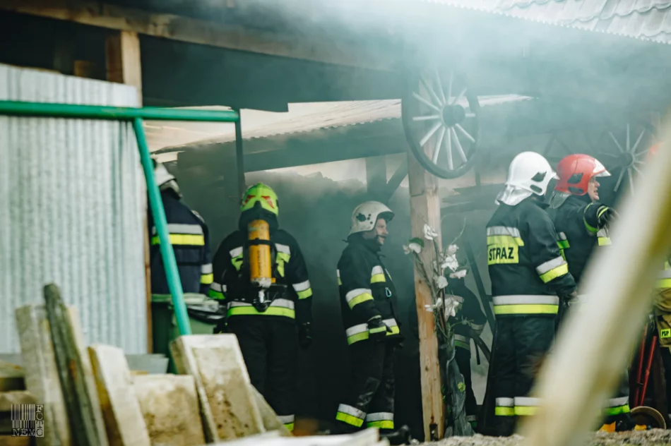 50 strażaków gasiło pożar zabudowań gospodarczych - zdjęcie 20