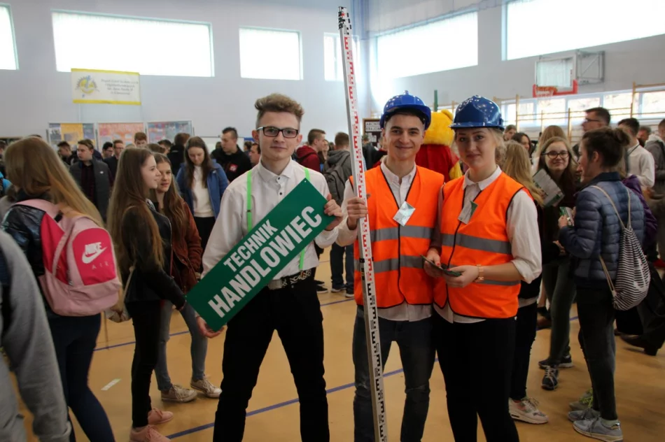 Powiatowe Targi Edukacyjne w ZSTiO - zdjęcie 11