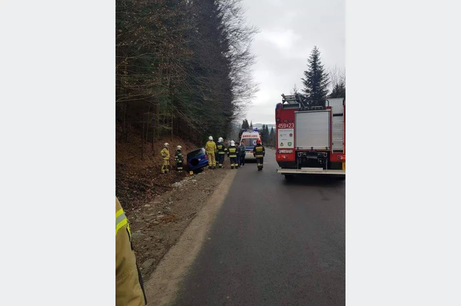 Samochód wpadł do rowu - zdjęcie 3