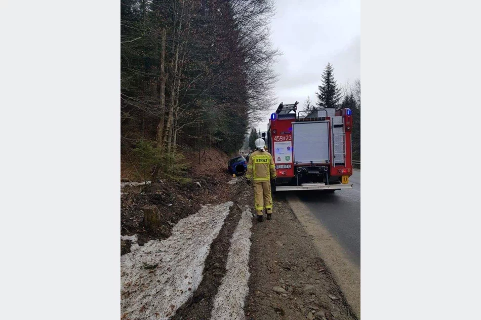 Samochód wpadł do rowu - zdjęcie 5