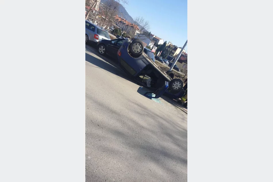 Seat dachował na jednej z miejskich ulic - zdjęcie 2