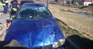 Seat dachował na jednej z miejskich ulic - zdjęcie 3