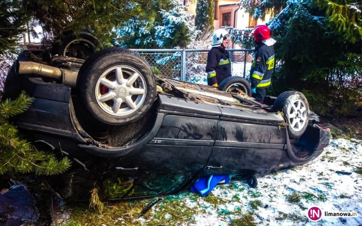 22-latka w Volkswagenie wypadła z drogi i dachowała