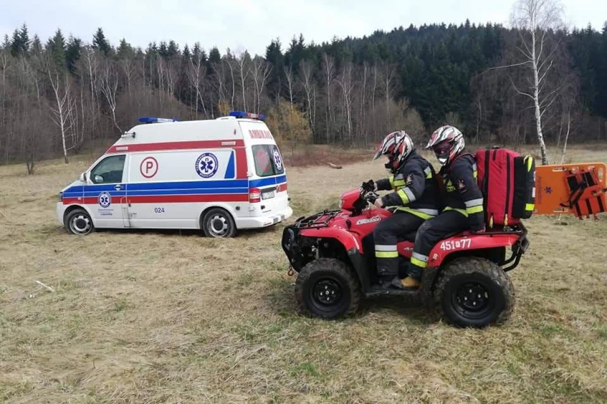 Motocyklista jeżdżąc po lesie na zboczu góry złamał nogę, Z pomocą przyszły służby