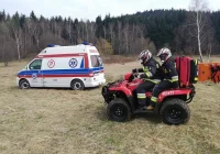 Motocyklista jeżdżąc po lesie na zboczu góry złamał nogę, Z pomocą przyszły służby - zdjęcie główne