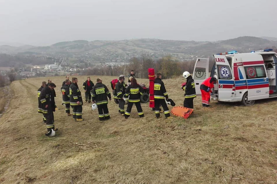 Motocyklista jeżdżąc po lesie na zboczu góry złamał nogę, Z pomocą przyszły służby - zdjęcie 3