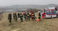 Motocyklista jeżdżąc po lesie na zboczu góry złamał nogę, Z pomocą przyszły służby - zdjęcie 3