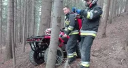Motocyklista jeżdżąc po lesie na zboczu góry złamał nogę, Z pomocą przyszły służby - zdjęcie 5