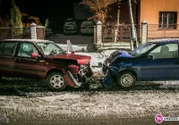 Czołowe zderzenie samochodów - zdjęcie główne