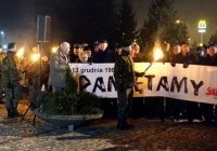 35. rocznica wprowadzenia stanu wojennego w Nowym Sączu: protest i uroczystości pod pomnikiem Solidarności - zdjęcie główne