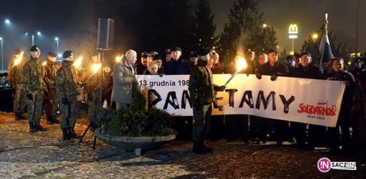 35. rocznica wprowadzenia stanu wojennego w Nowym Sączu: protest i uroczystości pod pomnikiem Solidarności