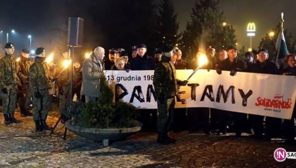 35. rocznica wprowadzenia stanu wojennego w Nowym Sączu: protest i uroczystości pod pomnikiem Solidarności - zdjęcie 1