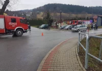 Zderzenie dwóch aut na skrzyżowaniu - zdjęcie główne