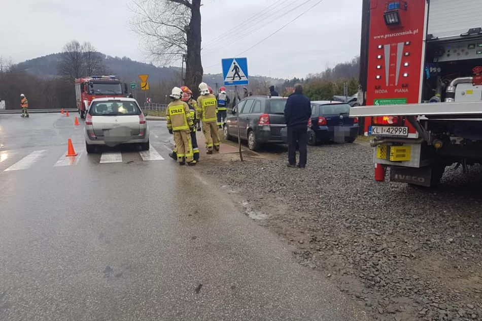 Zderzenie dwóch aut na skrzyżowaniu - zdjęcie 2