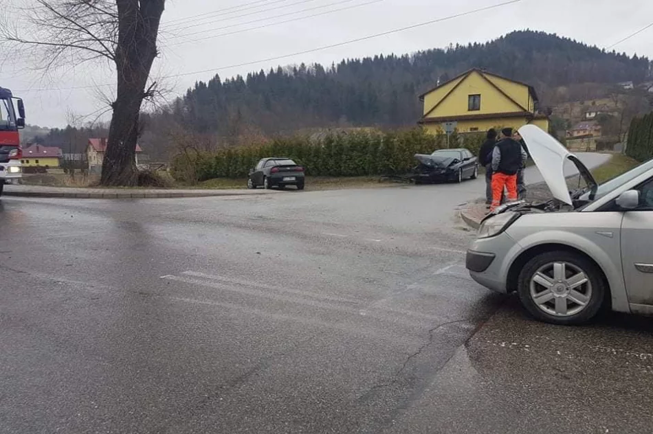 Zderzenie dwóch aut na skrzyżowaniu - zdjęcie 3