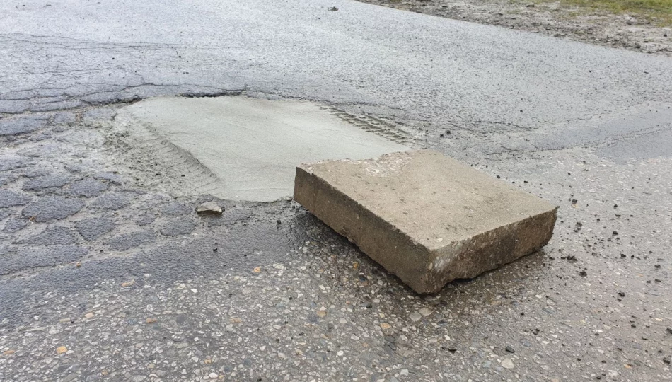 Uciążliwą dziurę w drodze załatano betonem - zdjęcie 1