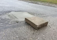 Uciążliwą dziurę w drodze załatano betonem - zdjęcie główne