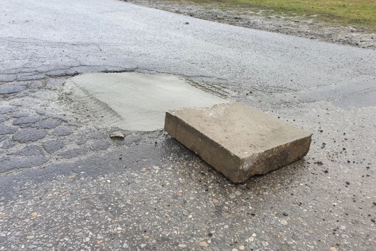 Uciążliwą dziurę w drodze załatano betonem