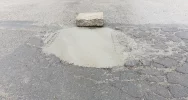 Uciążliwą dziurę w drodze załatano betonem - zdjęcie 2