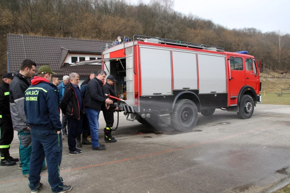 Przekazali samochód pożarniczy druhom w zaprzyjaźnionej gminie