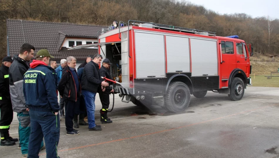 Przekazali samochód pożarniczy druhom w zaprzyjaźnionej gminie - zdjęcie 1