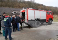 Przekazali samochód pożarniczy druhom w zaprzyjaźnionej gminie - zdjęcie główne
