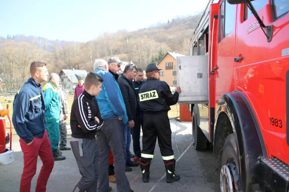 Przekazali samochód pożarniczy druhom w zaprzyjaźnionej gminie - zdjęcie 2
