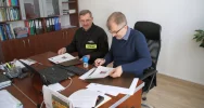 Przekazali samochód pożarniczy druhom w zaprzyjaźnionej gminie - zdjęcie 3