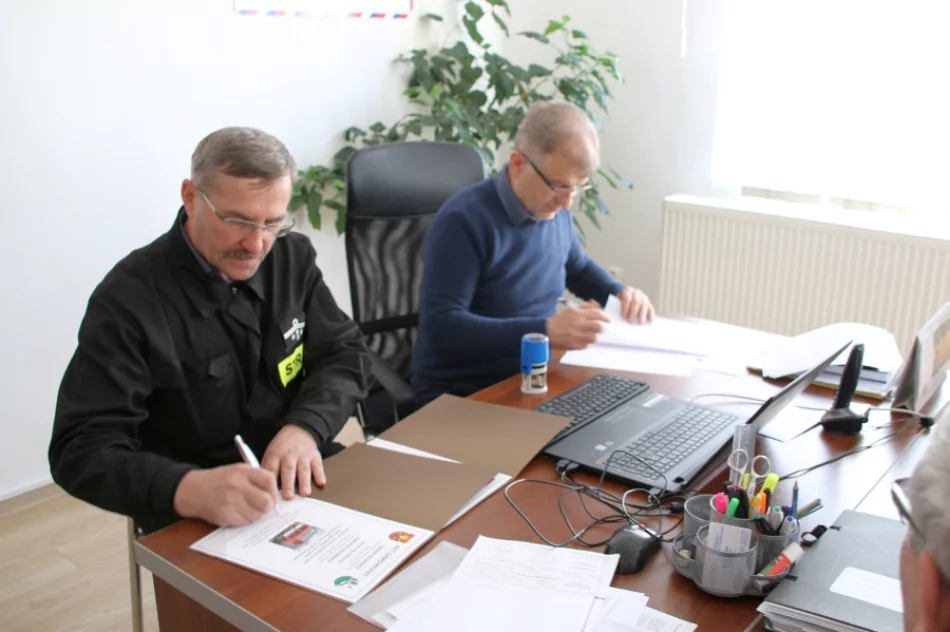 Przekazali samochód pożarniczy druhom w zaprzyjaźnionej gminie - zdjęcie 4