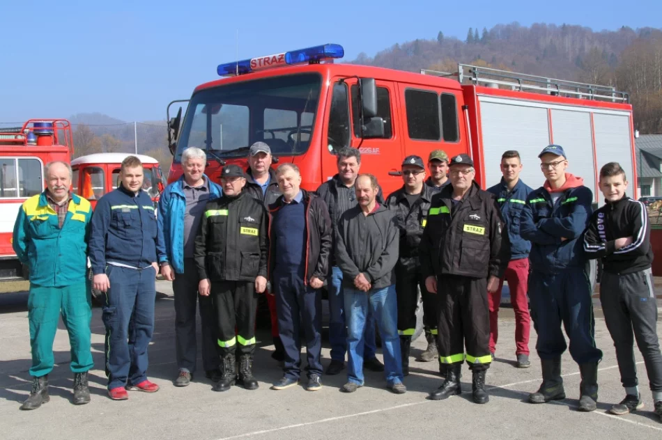Przekazali samochód pożarniczy druhom w zaprzyjaźnionej gminie - zdjęcie 6