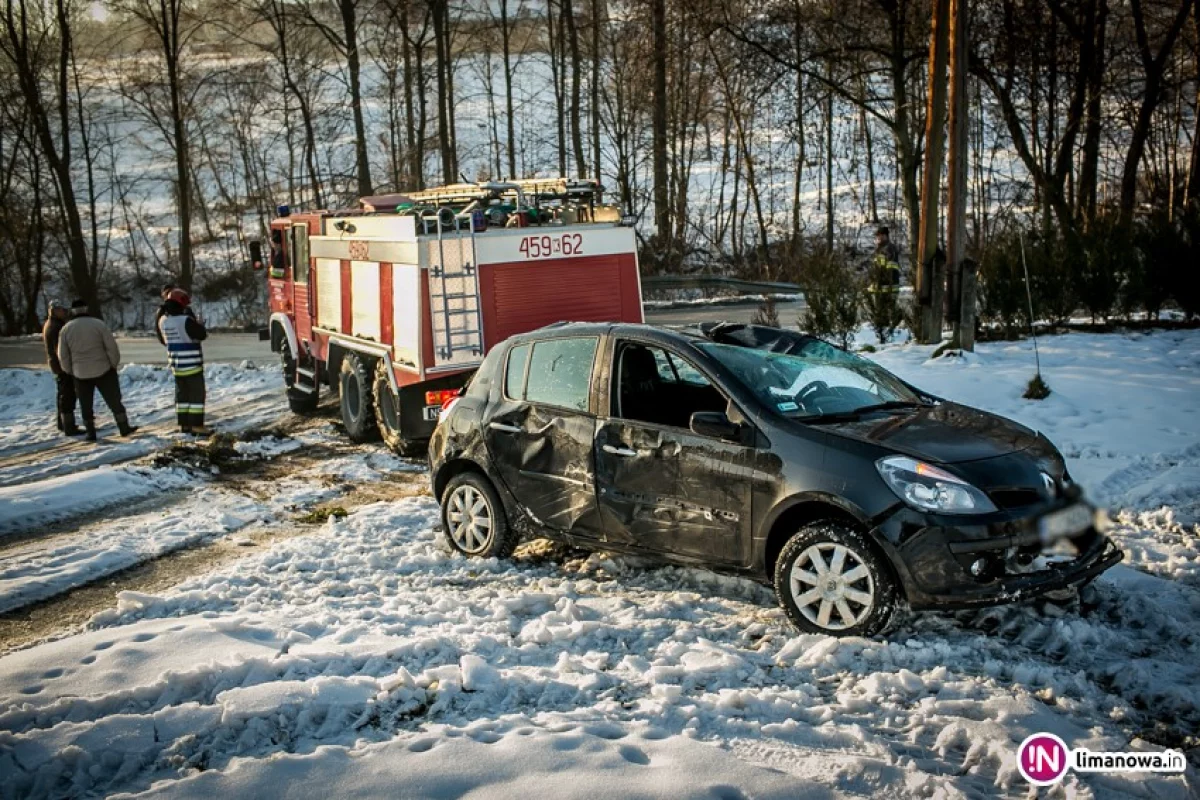 Renault dachowało w korycie potoku, jedna osoba trafiła do szpitala