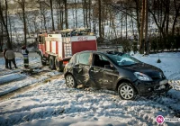 Renault dachowało w korycie potoku, jedna osoba trafiła do szpitala - zdjęcie główne