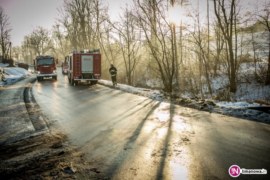 Renault dachowało w korycie potoku, jedna osoba trafiła do szpitala - zdjęcie 3
