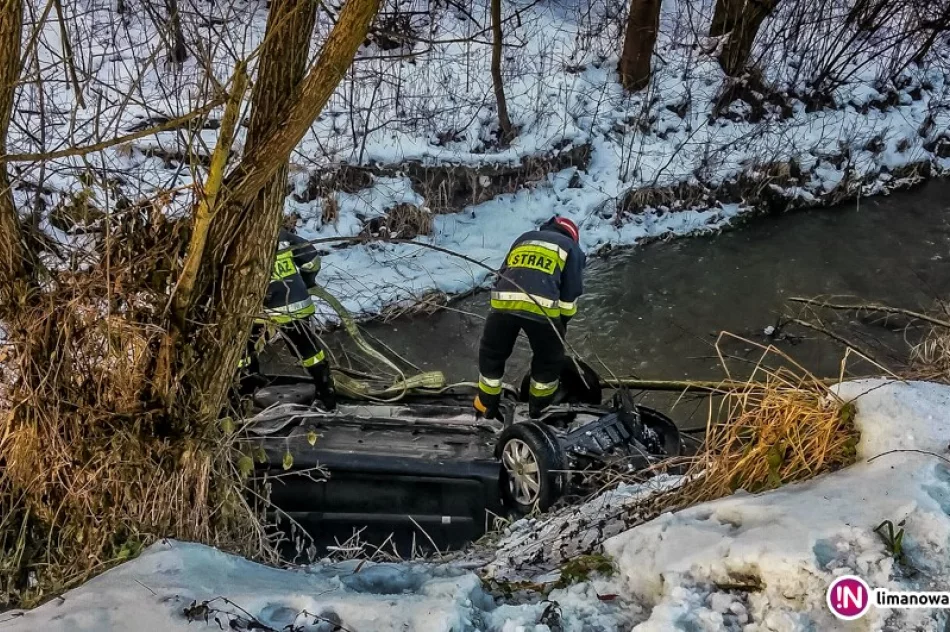 Renault dachowało w korycie potoku, jedna osoba trafiła do szpitala - zdjęcie 4