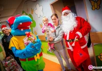 Dzięki wizycie kupców z Mikołajem na twarzach małych pacjentów pojawiły się uśmiechy - zdjęcie główne