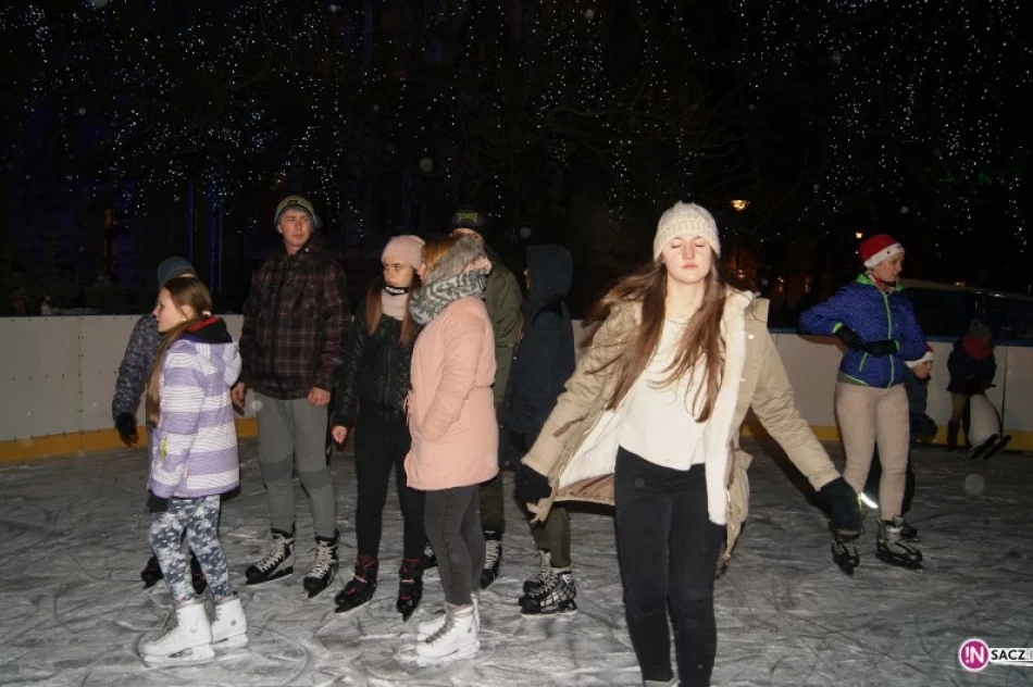 Radni przerwali obrady aby uczestniczyć w otwarciu lodowiska - zdjęcie 2