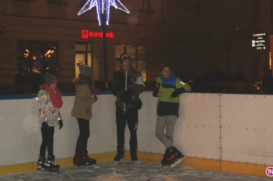 Radni przerwali obrady aby uczestniczyć w otwarciu lodowiska - zdjęcie 4